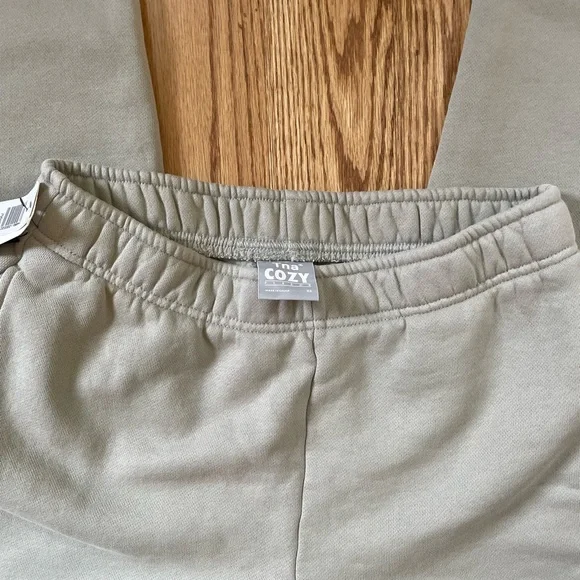 Aritzia TNA fleece sweatpants NWT - Picture 2 of 2